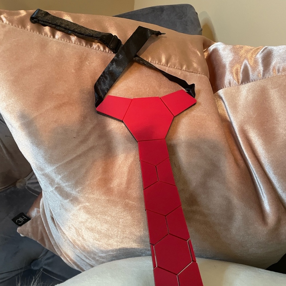 Hex Red Pattern Tie - Picture 6 of 6